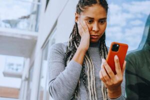 Ragazza preoccupata da quello che legge su Smartphone