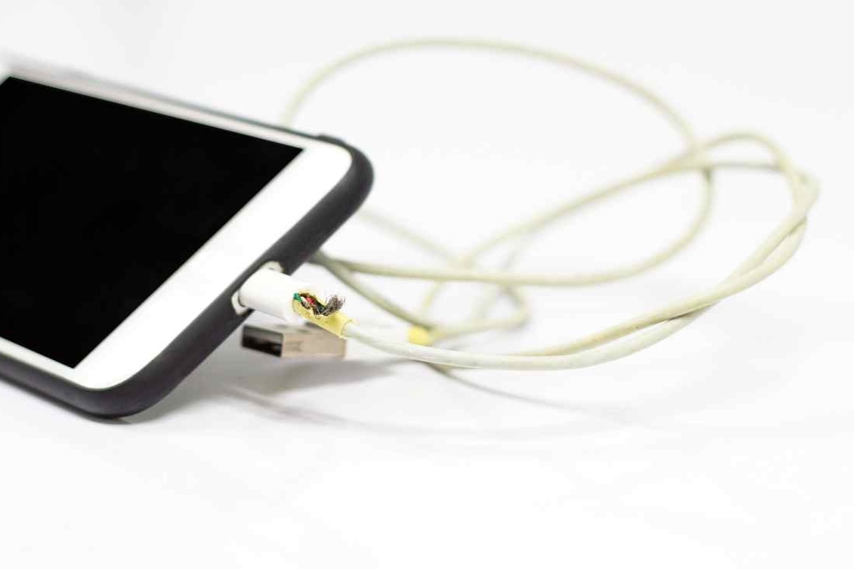 Vecchio caricabatteria e smartphone