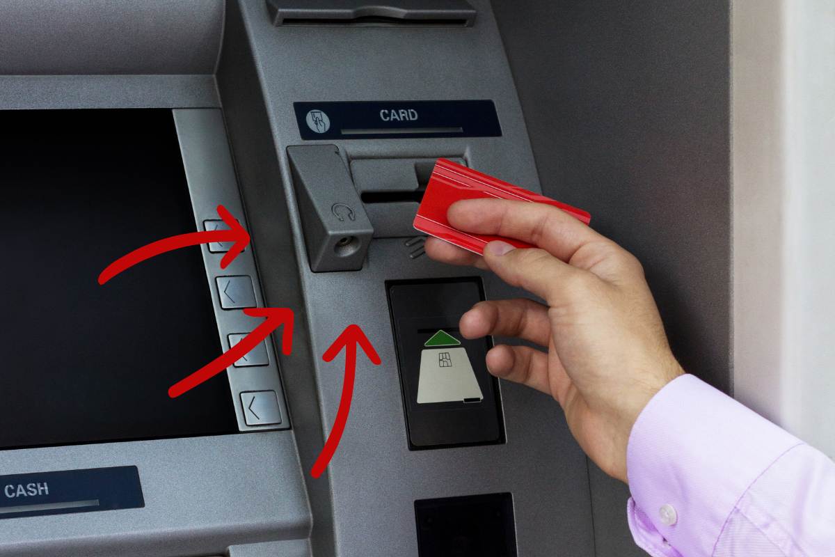 Uomo che inserisce la carta nello sportello bancomat e frecce rosse