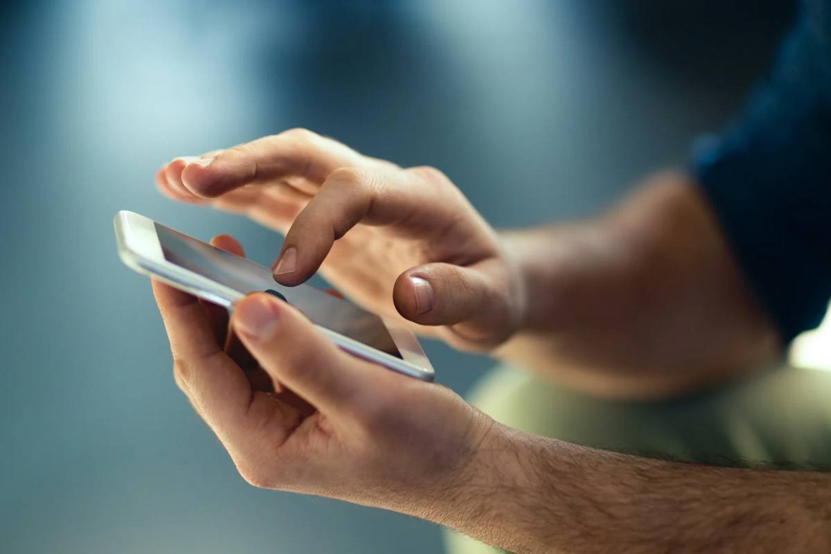 Persona utilizza uno smartphone