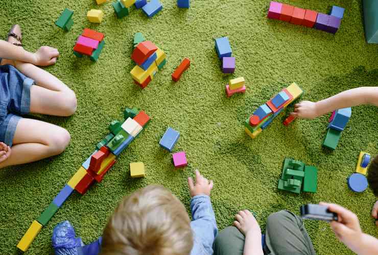 bambini che giocano con le costruzioni
