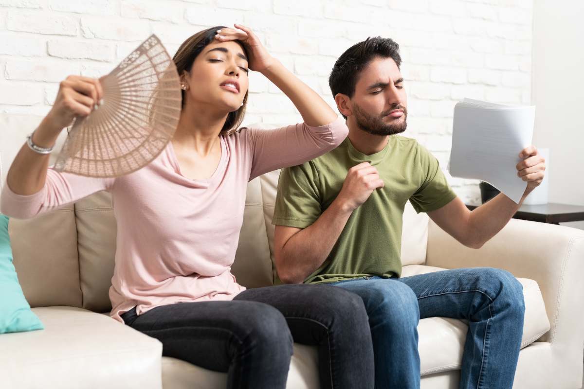 donna e uomo su divano ventaglio caldo