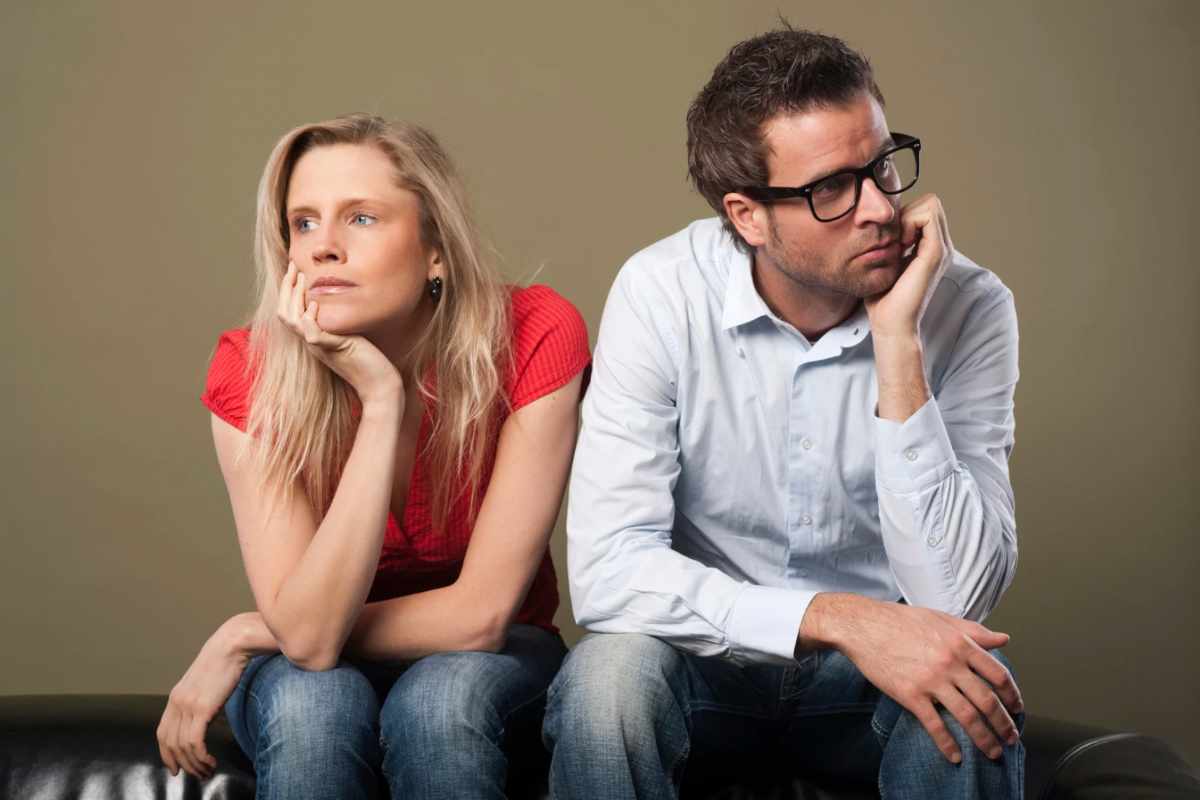 Un uomo e una donna imbronciati