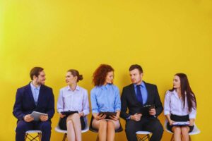 persone sedute in attesa di un colloquio di lavoro
