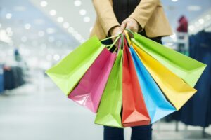 ragazza con in mano buste da shopping