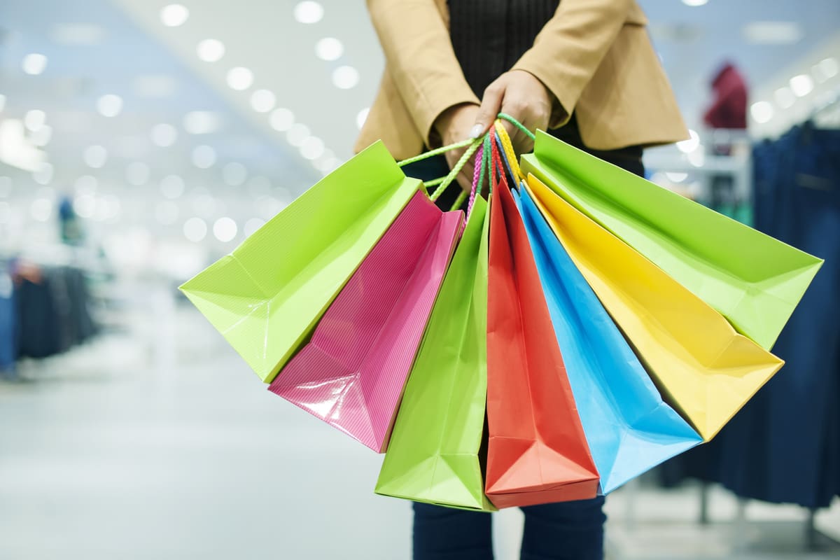 ragazza con in mano buste da shopping